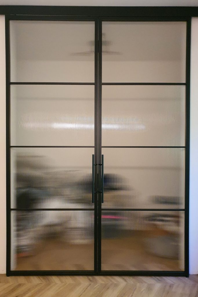 Drzwi szklane przesuwne  z szybą ornamentową